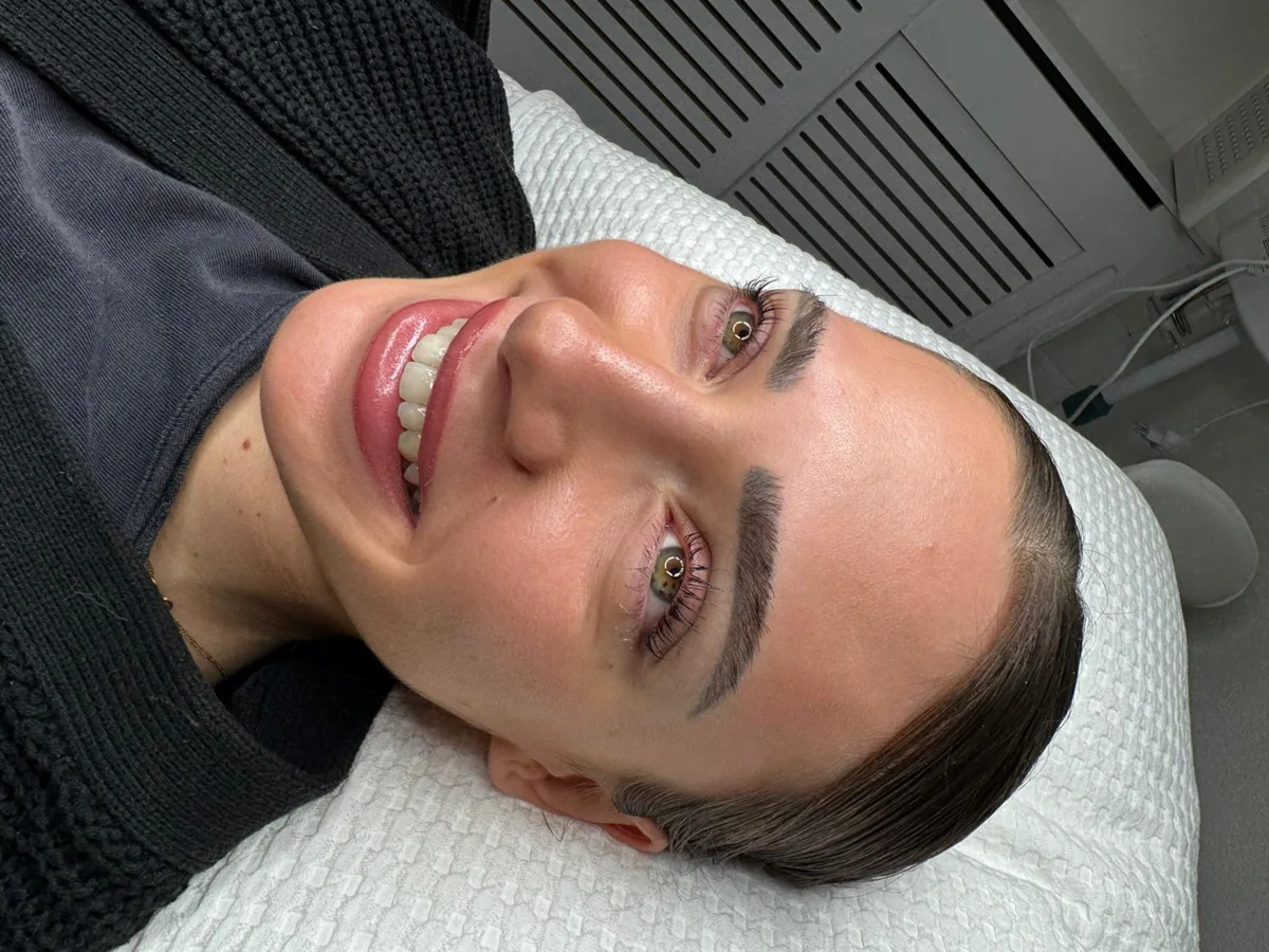 Ergebnis einer Wimpern- und Augenbrauenbehandlung bei Ale Beauty Zürich